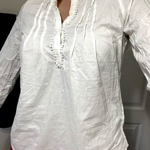 Old Navy white long sleeve button up/in great condition/Size XS